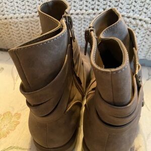 Brown boots. Great shape size 9.  Guess brand. Worn but still great shape